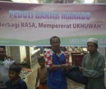 ustadz abdurrahman membagi makanan untuk korban banjir manado