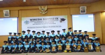 Foto bersama wisudawan putra