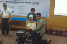 Penyerahan Hadiah Pada Santri Tunanetra Juara Lomba Hafalan al-Qur'an